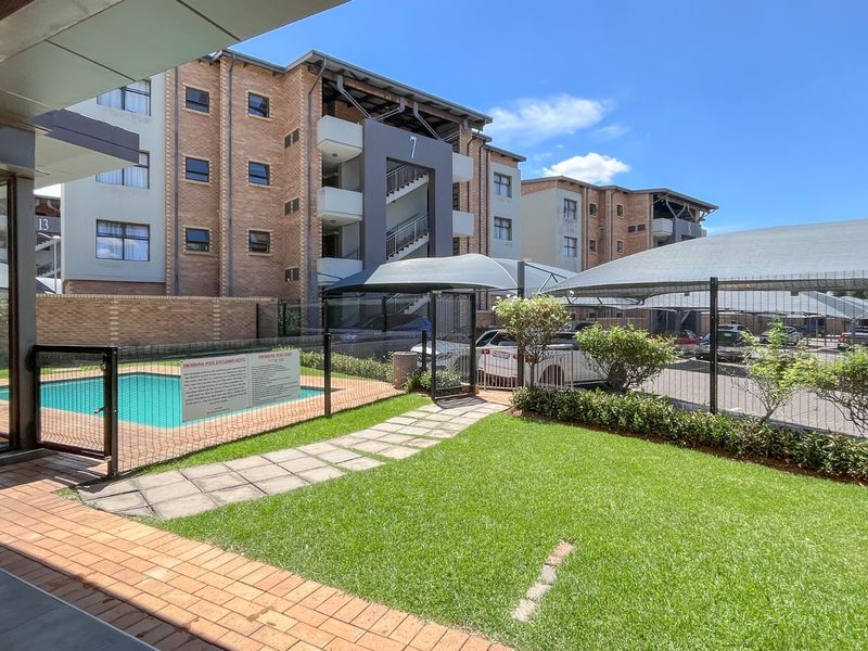 Super Neat Modern Second-Floor Apartment with amazing Complex Facilities! - Photo 3