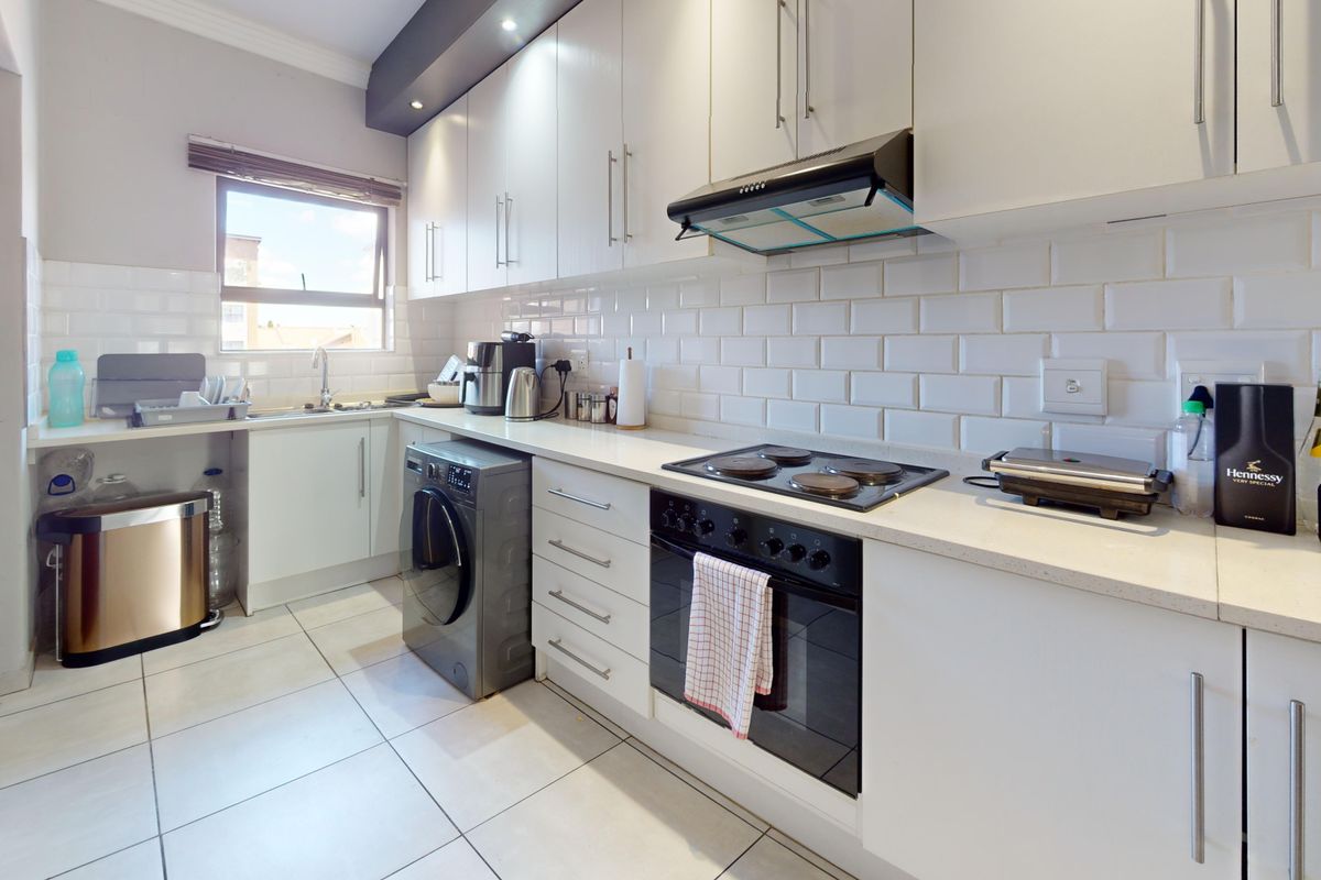 Super Neat Modern Second-Floor Apartment with amazing Complex Facilities! - Photo 2