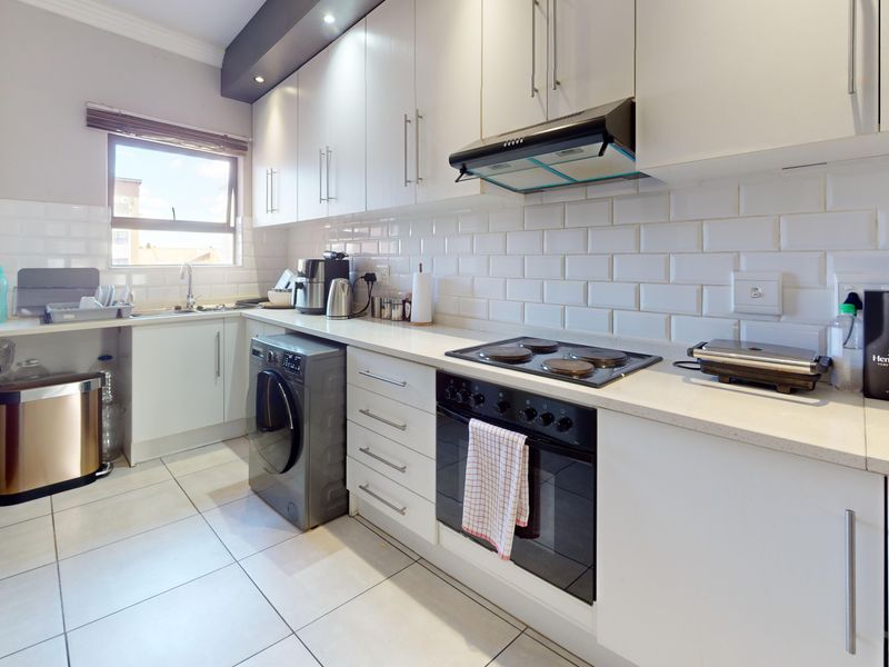 Super Neat Modern Second-Floor Apartment with amazing Complex Facilities! - Photo 2