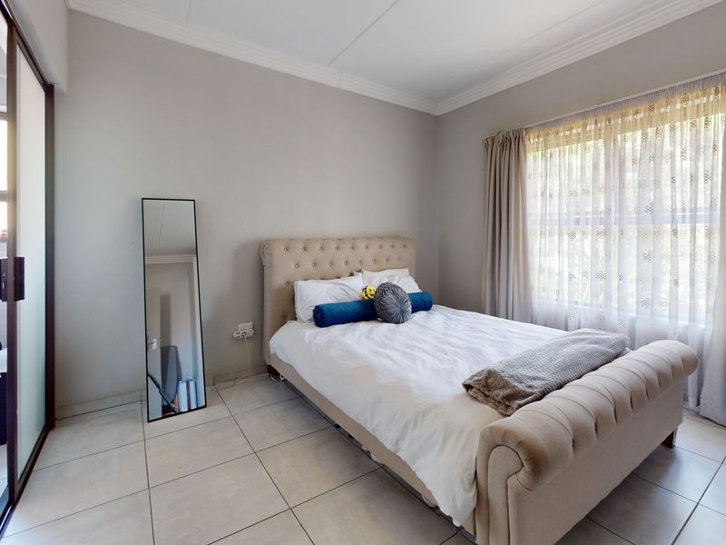 Super Neat Modern Second-Floor Apartment with amazing Complex Facilities! - Photo 10