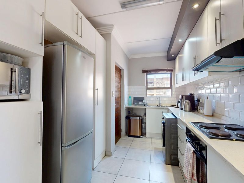 Super Neat Modern Second-Floor Apartment with amazing Complex Facilities! - Photo 8