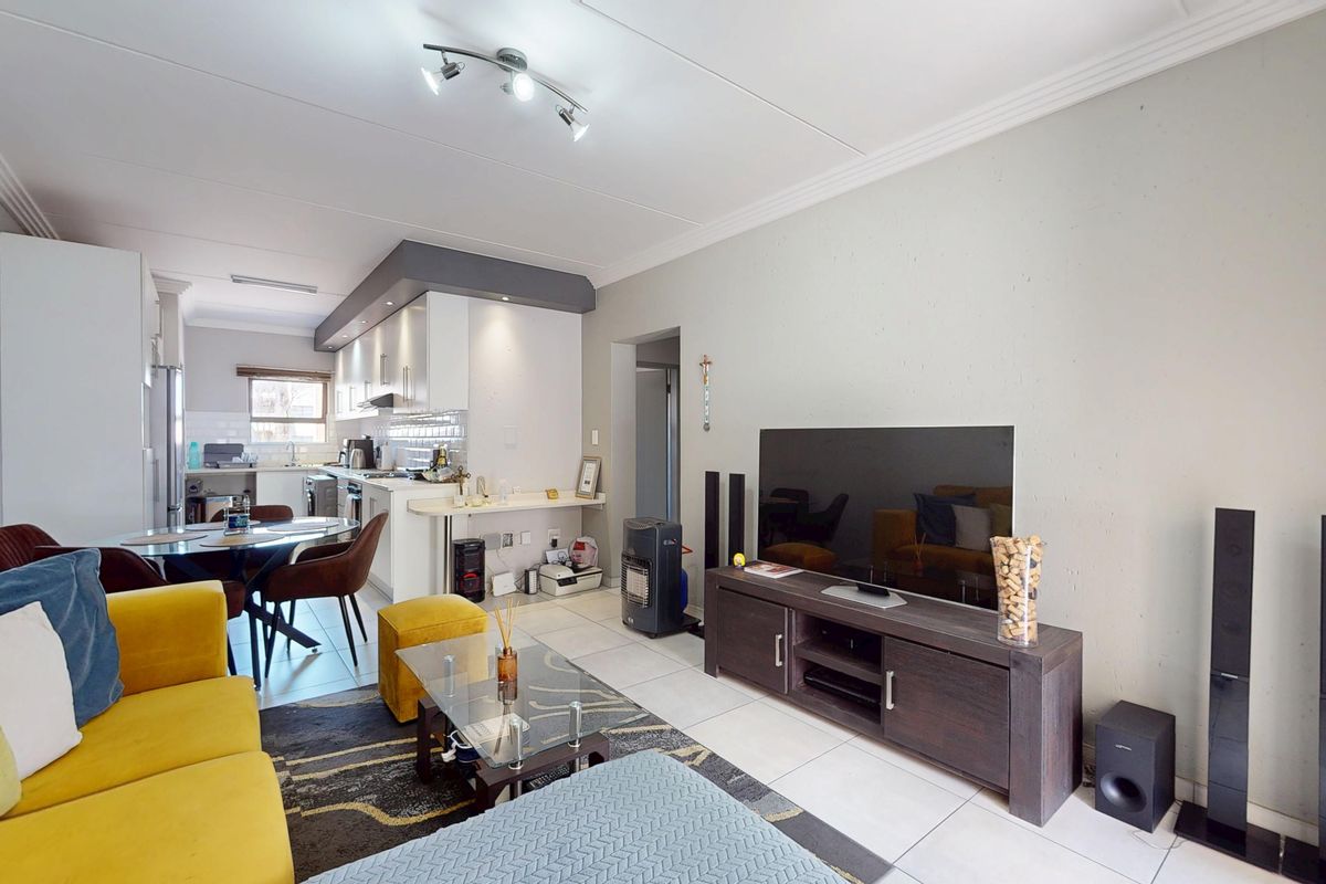 Super Neat Modern Second-Floor Apartment with amazing Complex Facilities! - Photo 4