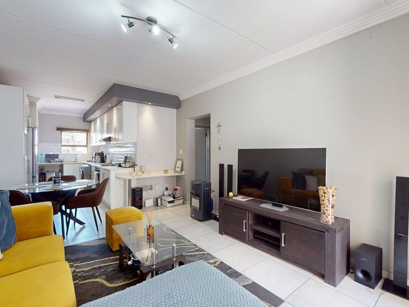 Super Neat Modern Second-Floor Apartment with amazing Complex Facilities! - Photo 4