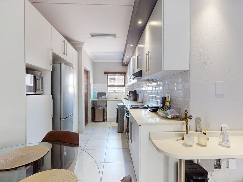 Super Neat Modern Second-Floor Apartment with amazing Complex Facilities! - Photo 7