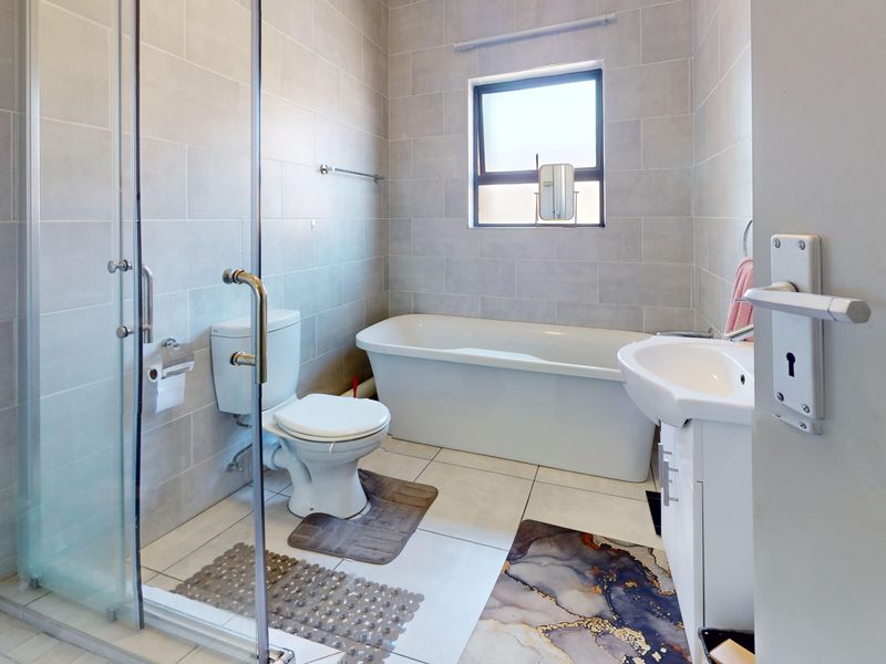 Super Neat Modern Second-Floor Apartment with amazing Complex Facilities! - Photo 9