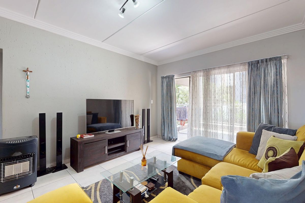 Super Neat Modern Second-Floor Apartment with amazing Complex Facilities! - Photo 5