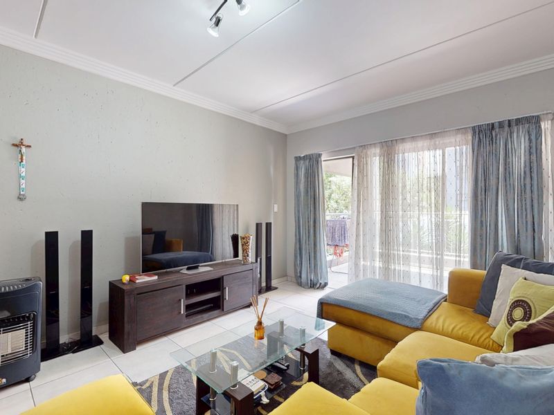 Super Neat Modern Second-Floor Apartment with amazing Complex Facilities! - Photo 5