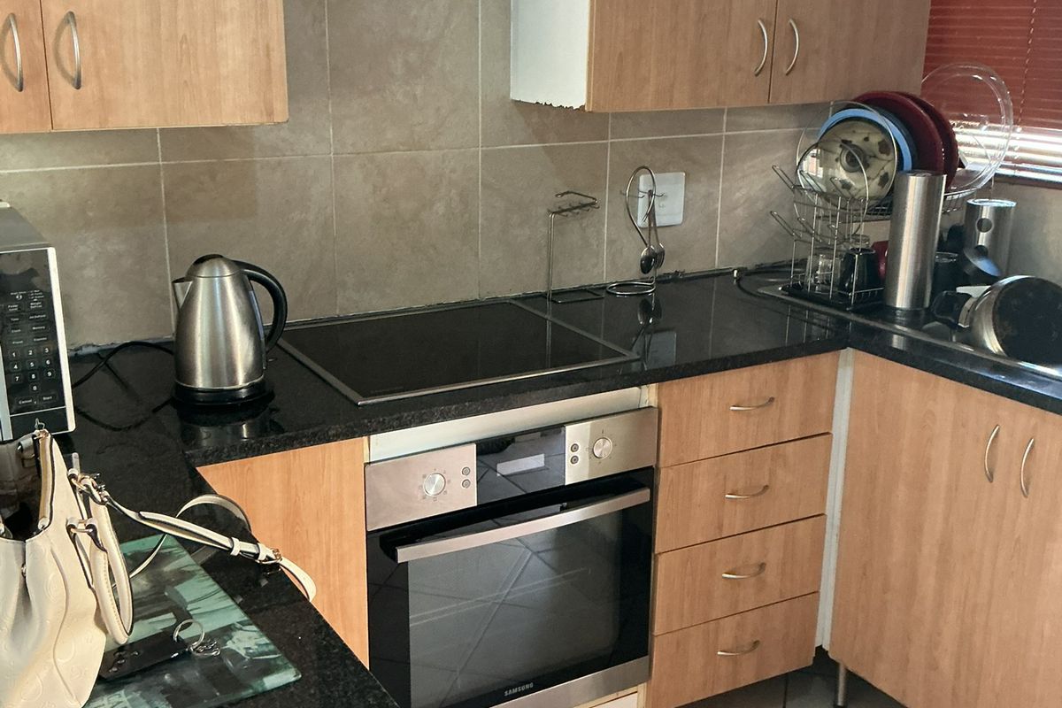 Eco-Friendly 2-Bedroom Apartment with Communal Pool & Garden - Photo 3