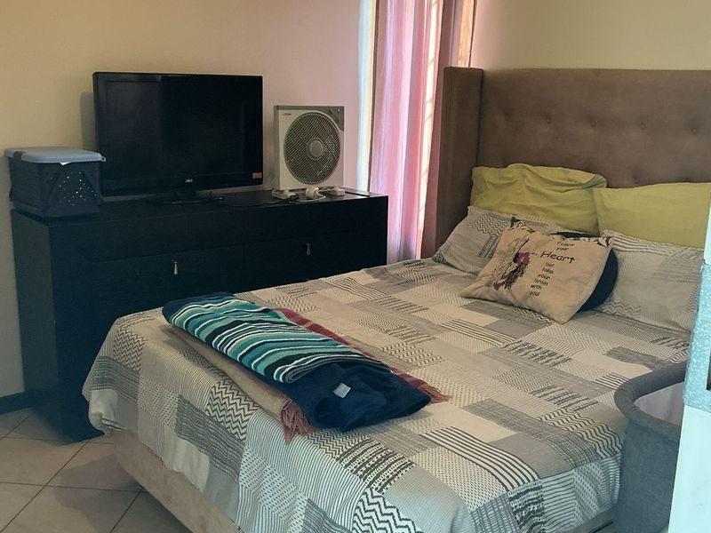 Eco-Friendly 2-Bedroom Apartment with Communal Pool & Garden - Photo 6