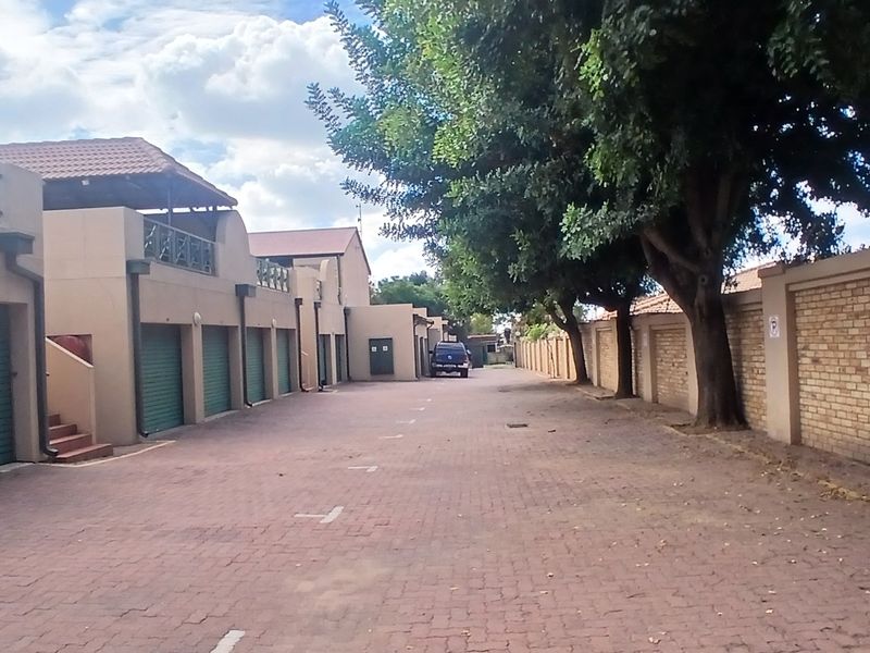 Spacious Ground Floor Gem in New Redruth - Photo 4