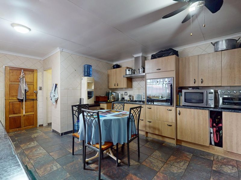 Charming Family Home with Great Extras in Impala Park, Boksburg - Photo 7