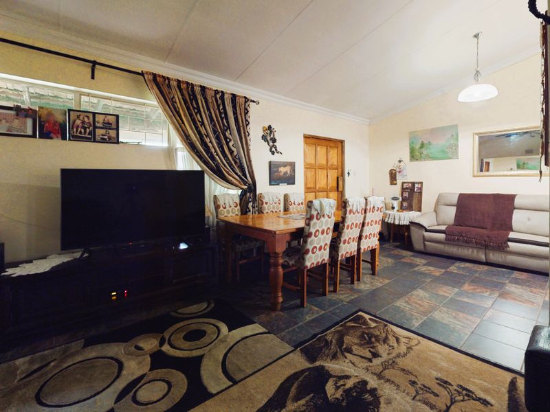 Charming Family Home with Great Extras in Impala Park, Boksburg - Photo 4