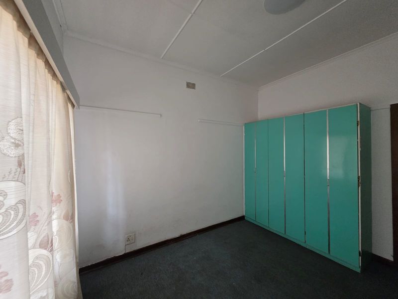 Spacious & Charming 3-Bedroom Home with Massive Yard - Photo 10