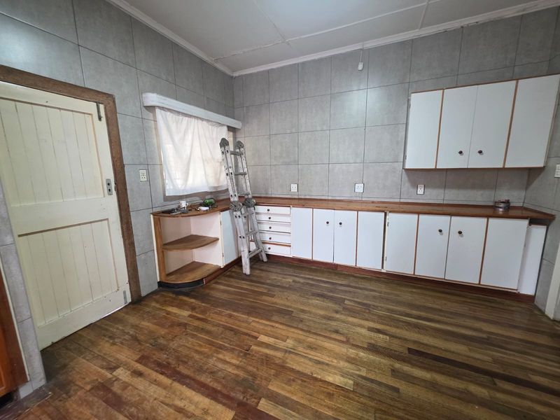 Spacious & Charming 3-Bedroom Home with Massive Yard - Photo 7