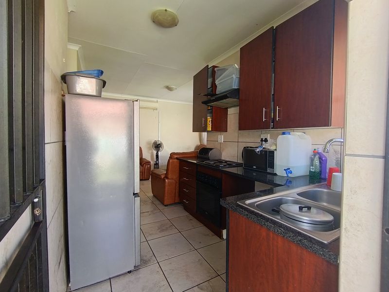 Stylish 3-Bedroom Home in Secure Estate - Photo 3