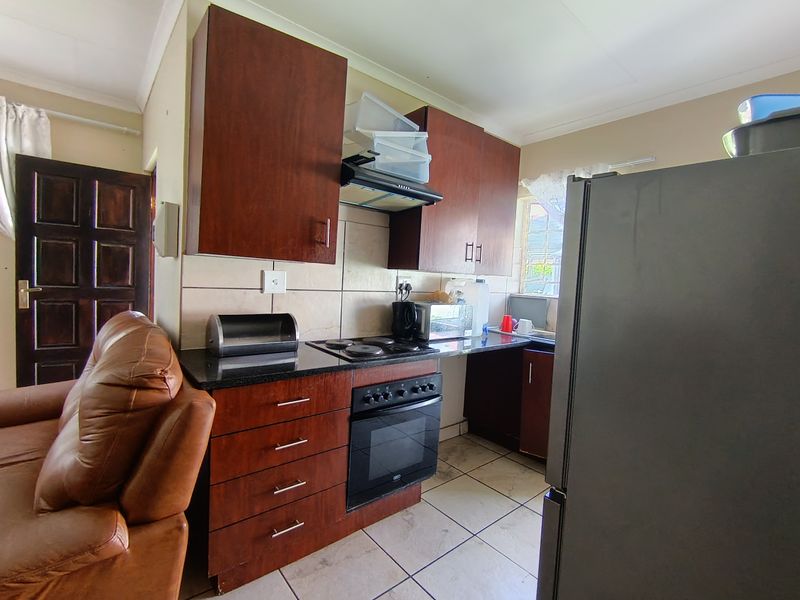 Stylish 3-Bedroom Home in Secure Estate - Photo 4