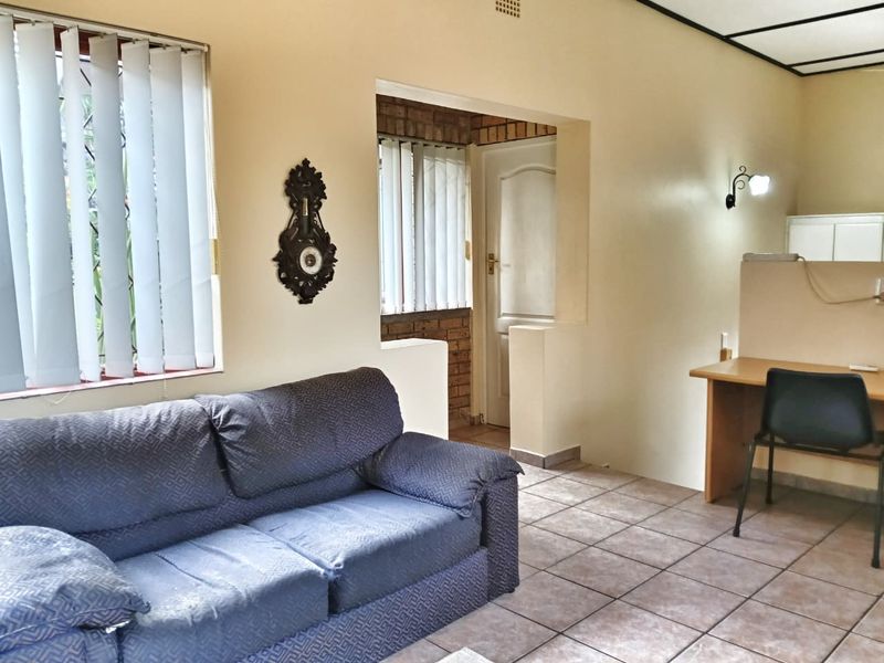 Serene Coastal Living: Modern Garden Cottage - Photo 9