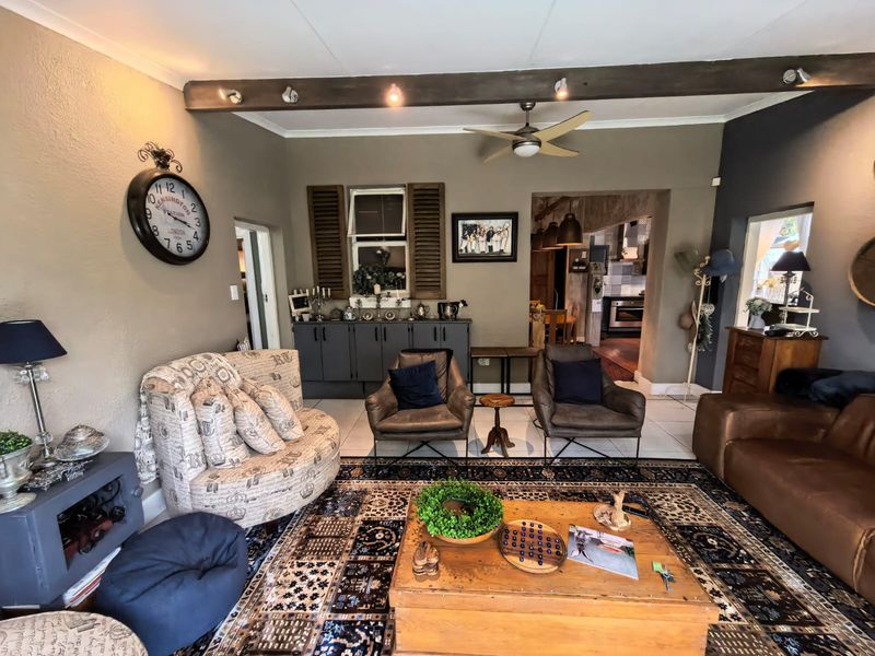 Character home situated very close to the Vaal river. - Photo 9