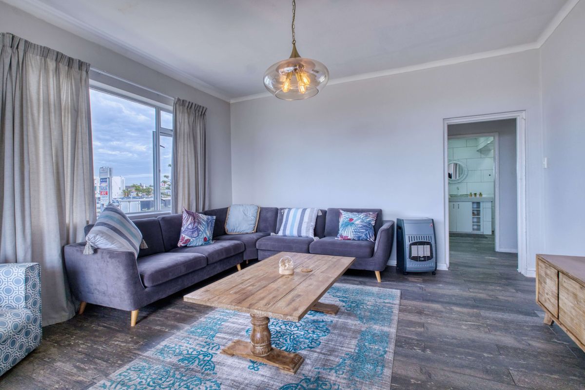 Stunning 3-Bedroom Apartment with Sea Views - Photo 3