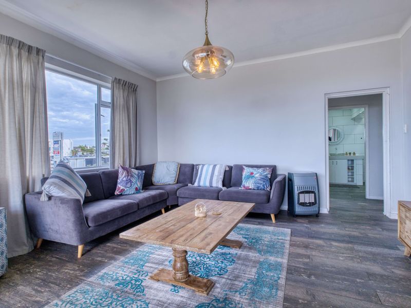 Stunning 3-Bedroom Apartment with Sea Views - Photo 3