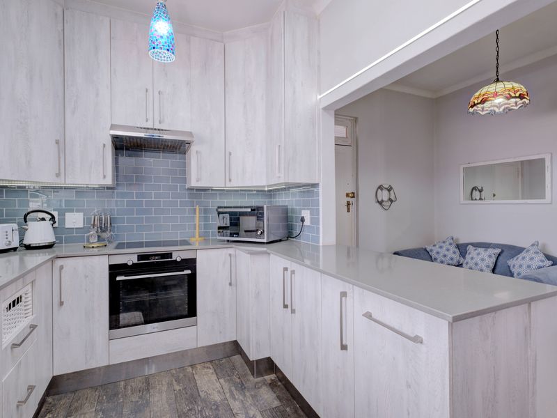Stunning 3-Bedroom Apartment with Sea Views - Photo 9