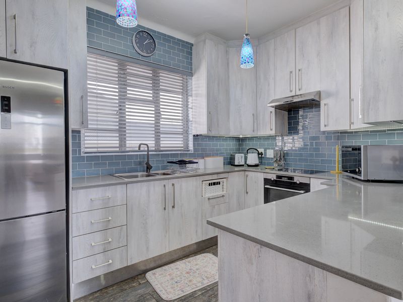Stunning 3-Bedroom Apartment with Sea Views - Photo 6