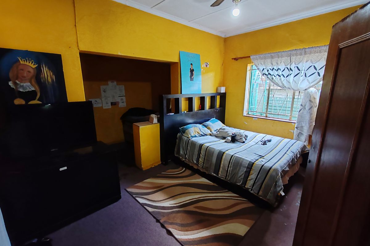 Spacious 2-Bedroom Home with Outbuilding & Great Potential!!! - Photo 5