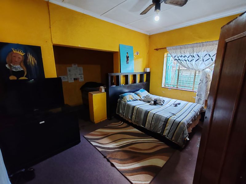 Spacious 2-Bedroom Home with Outbuilding & Great Potential!!! - Photo 5