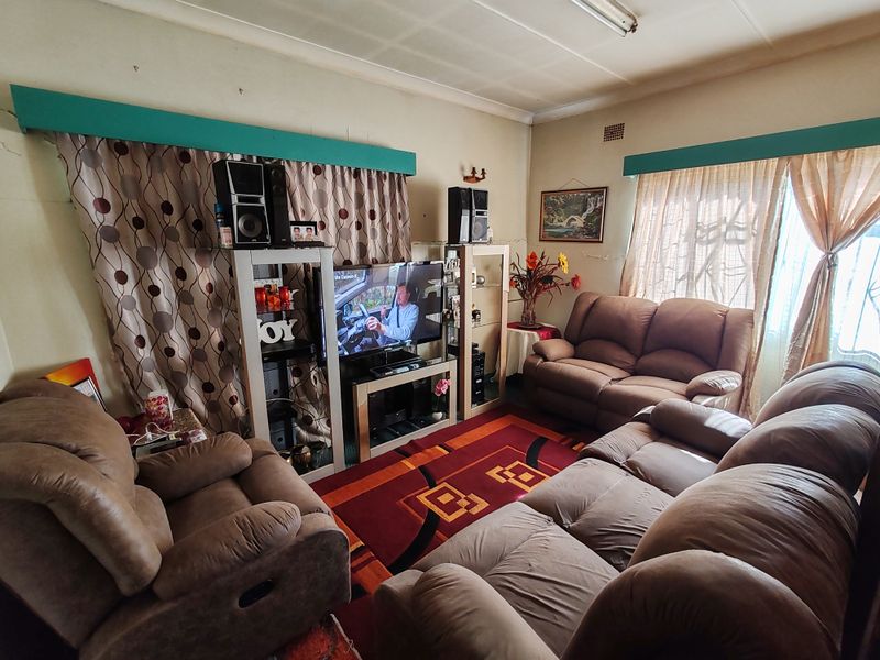 Spacious 2-Bedroom Home with Outbuilding & Great Potential!!! - Photo 8