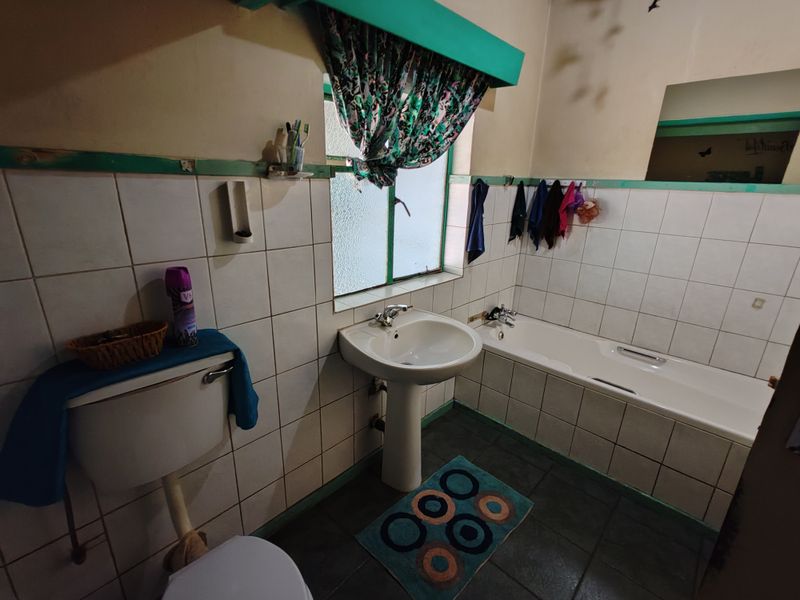 Spacious 2-Bedroom Home with Outbuilding & Great Potential!!! - Photo 7