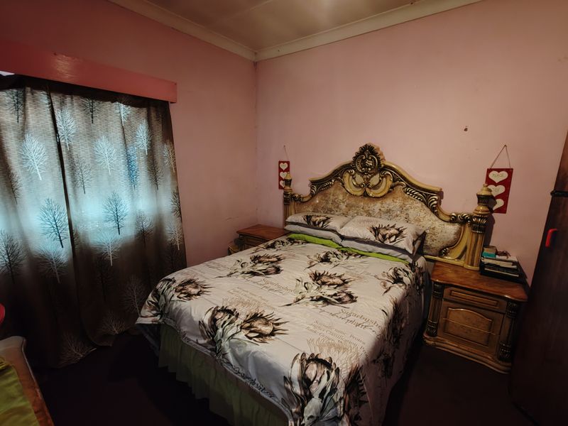 Spacious 2-Bedroom Home with Outbuilding & Great Potential!!! - Photo 6