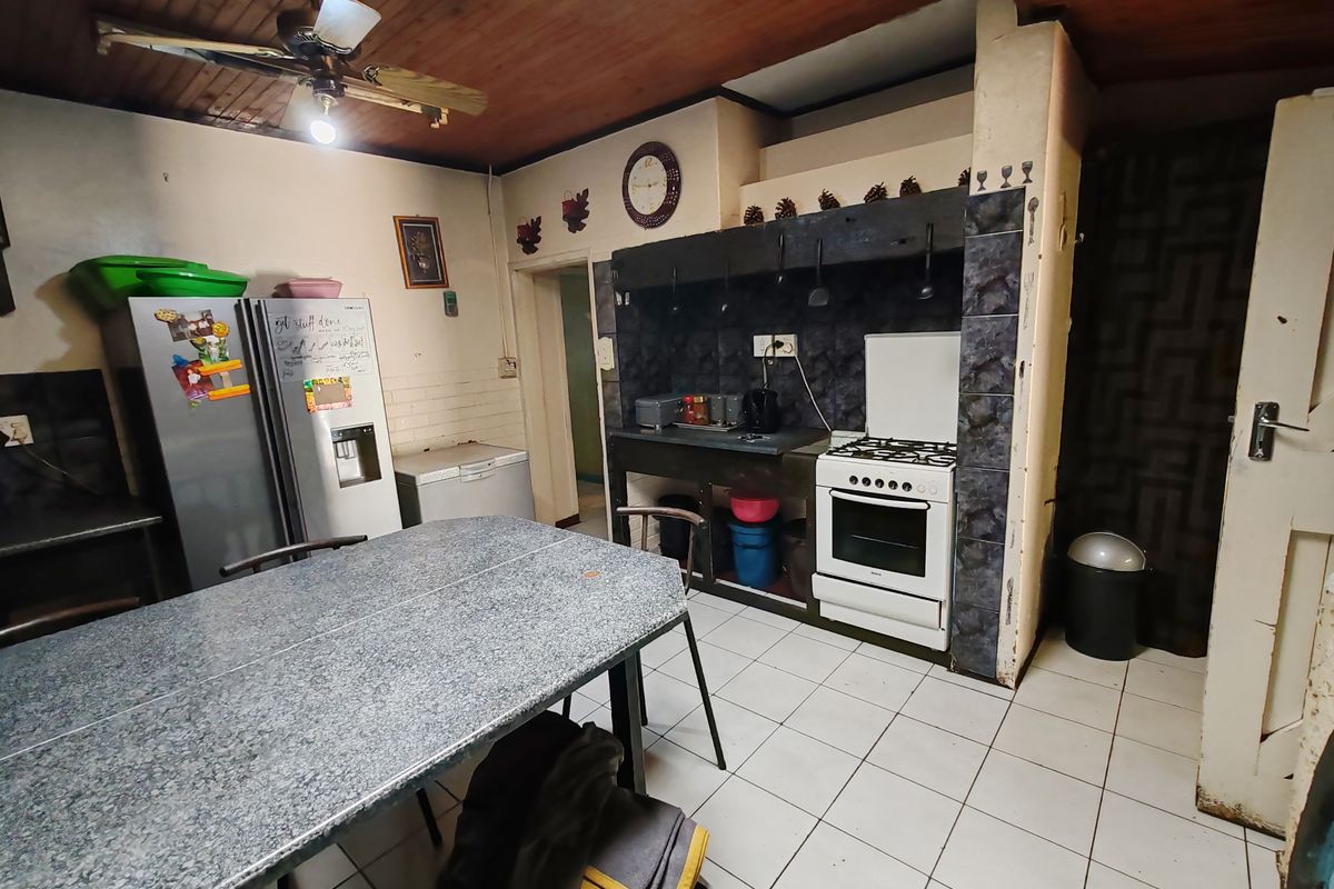 Spacious 2-Bedroom Home with Outbuilding & Great Potential!!! - Photo 4