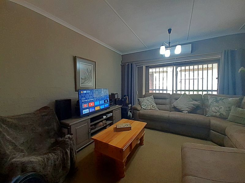 3 Bedroom House For Sale in Astra Park - Photo 6