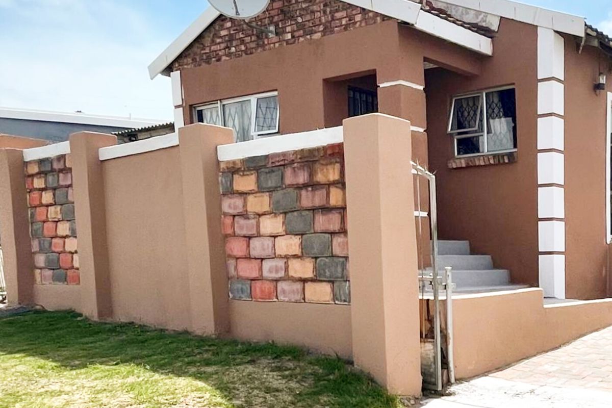 4 Bedroom 2 bathrooms with a Bachelor Flat and Garage in Buffalo Flats - Photo 3