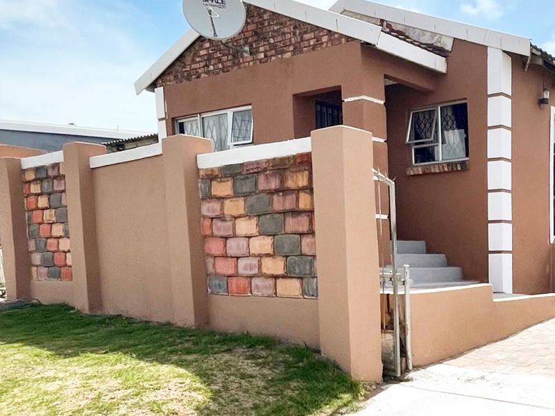 4 Bedroom 2 bathrooms with a Bachelor Flat and Garage in Buffalo Flats - Photo 3