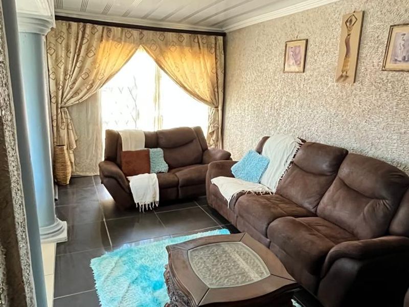 4 Bedroom 2 bathrooms with a Bachelor Flat and Garage in Buffalo Flats - Photo 8