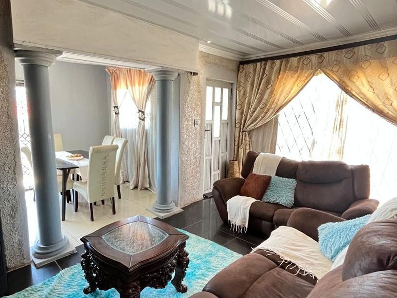 4 Bedroom 2 bathrooms with a Bachelor Flat and Garage in Buffalo Flats - Photo 6