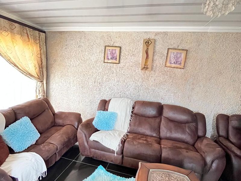 4 Bedroom 2 bathrooms with a Bachelor Flat and Garage in Buffalo Flats - Photo 7