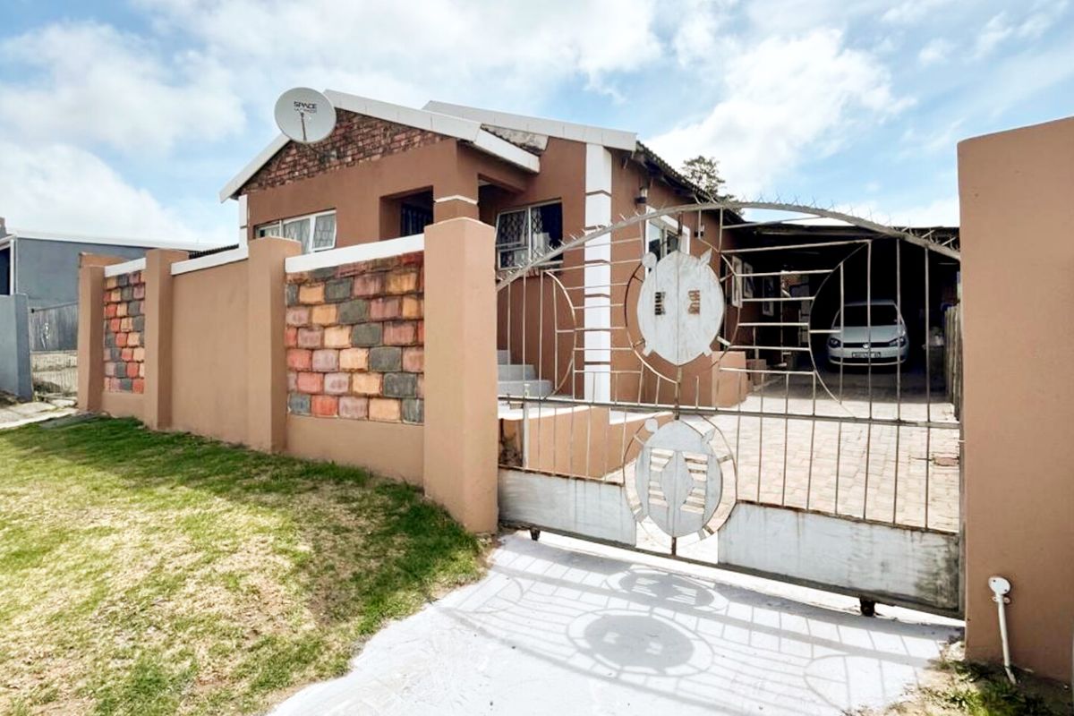 4 Bedroom 2 bathrooms with a Bachelor Flat and Garage in Buffalo Flats - Photo 2