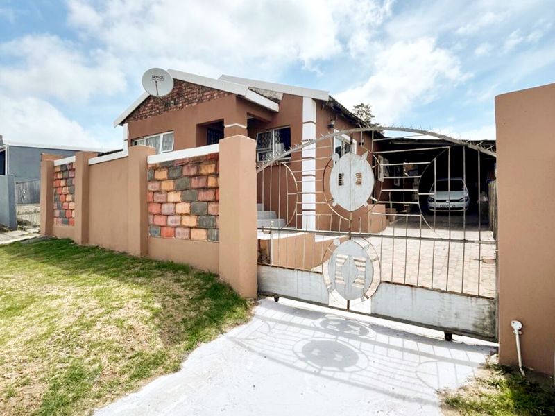 4 Bedroom 2 bathrooms with a Bachelor Flat and Garage in Buffalo Flats - Photo 2