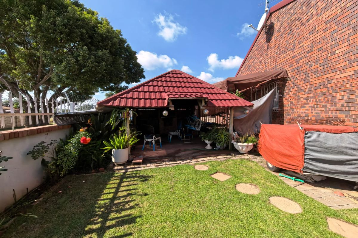 Townhouse in secure complex for sale in Parys - Photo 2