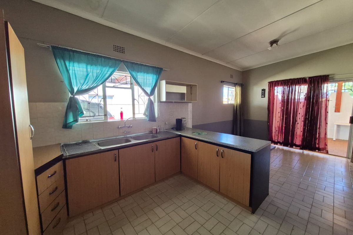 Exclusive Sole Mandate - Family Home with Flatlet in Parkersdam - Photo 2