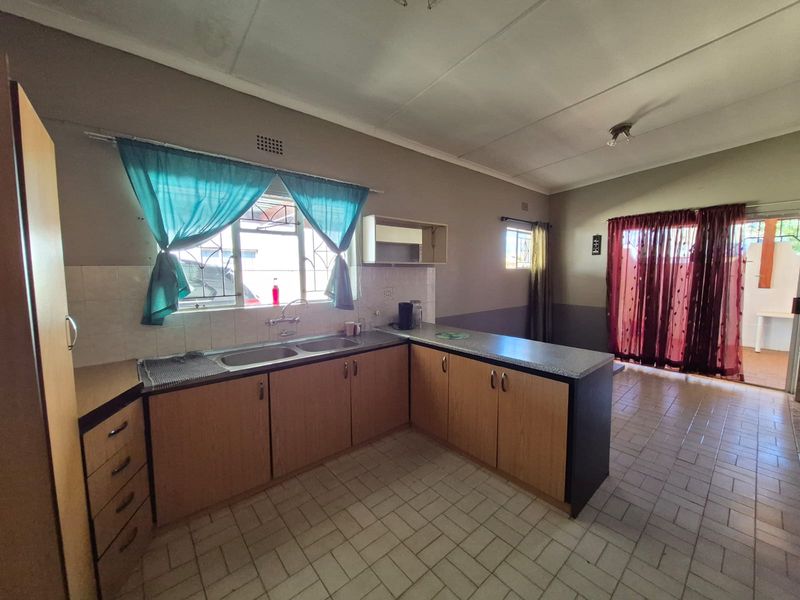 Exclusive Sole Mandate - Family Home with Flatlet in Parkersdam - Photo 2