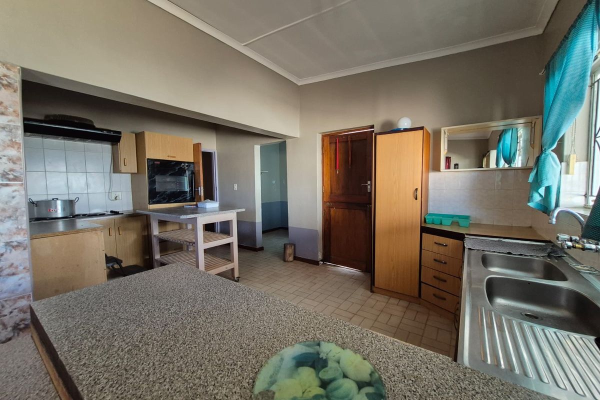 Exclusive Sole Mandate - Family Home with Flatlet in Parkersdam - Photo 3