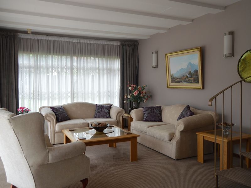 Magnificent 3 Bedroom With Study / Office - Photo 4