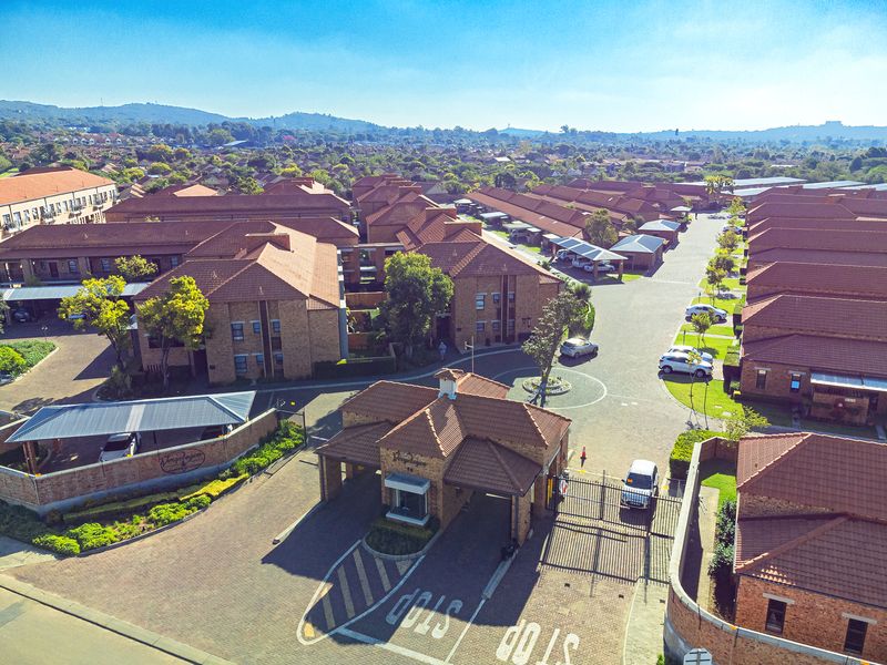 3 Bedroom First Floor Apartment - Vergelegen Retirement Village - Photo 2