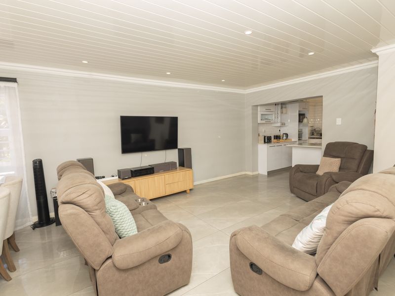 Fabulous Four Bedroom Family Home - Photo 10