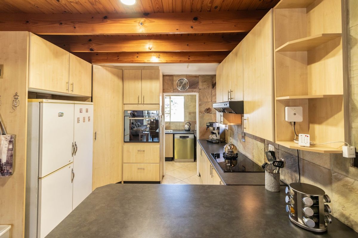 Secure Estate Living with Generator, Pool & Spacious Entertaining Areas in Glen Marais - Photo 3