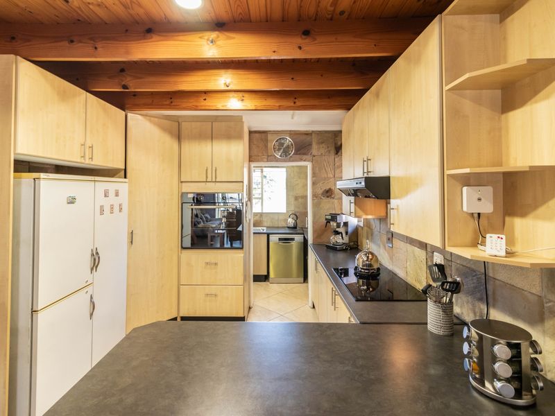 Secure Estate Living with Generator, Pool & Spacious Entertaining Areas in Glen Marais - Photo 3