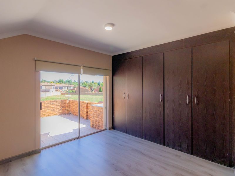 Secure Estate Living with Generator, Pool & Spacious Entertaining Areas in Glen Marais - Photo 10